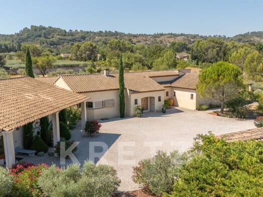 Maison à vendre 1 196 000 € 8 pièces 4 chambres 240 m² 10 000 m² de terrain Alleins 13980