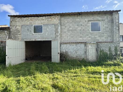 Maison à vendre 46 000 € 1 pièce 1 chambre 90 m² 3 160 m² de terrain Luxé 16230