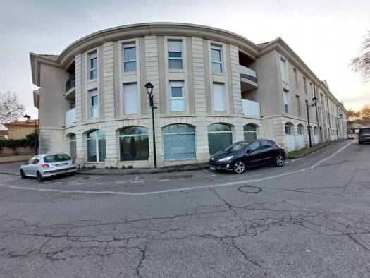 Local commercial à louer 2 912 € 253 m² de surface de vente Abbaye-La Motte Villeneuve-lès-Avignon 30000