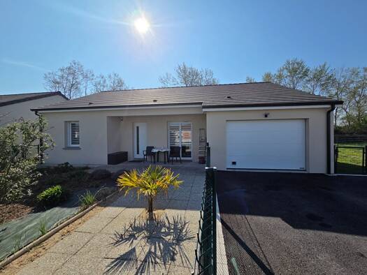 Maison de plain-pied à vendre 275 600 € 4 pièces 3 chambres 94 m² 593 m² de terrain Saint Bonnet Yzeure 03400