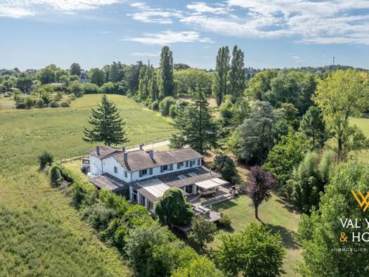 Maison à vendre de 1.1M à 1.7M € 9 pièces 5 chambres 254 m² 4 812 m² de terrain Saint-Genis-Laval 69230
