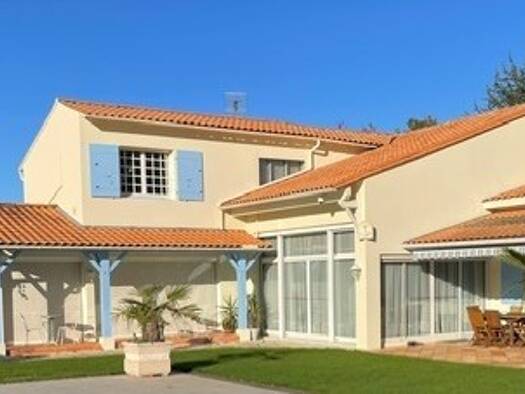 Maison à vendre 1 447 000 € 17 pièces 8 chambres 762 m² 12 624 m² de terrain Saint-Germain-de-Lusignan 17500