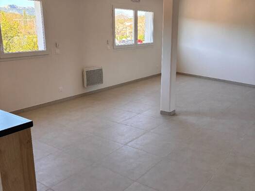 Appartement à louer 1 245 € 3 pièces 2 chambres 85 m² RDC La Bouilladisse 13720