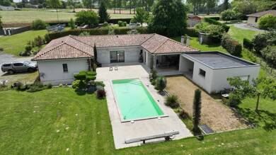 Maison de plain-pied à vendre 430 000 € 6 pièces 3 chambres 165 m² 8 455 m² de terrain Castelnau d'Auzan Labarrère 32440
