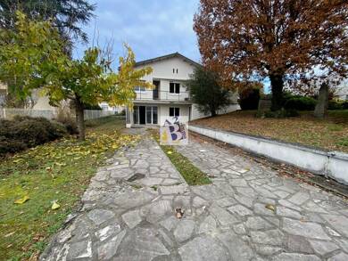 Maison de ville à vendre 273 000 € 9 pièces 7 chambres 209 m² 1 088 m² de terrain Sud Soyaux 16800