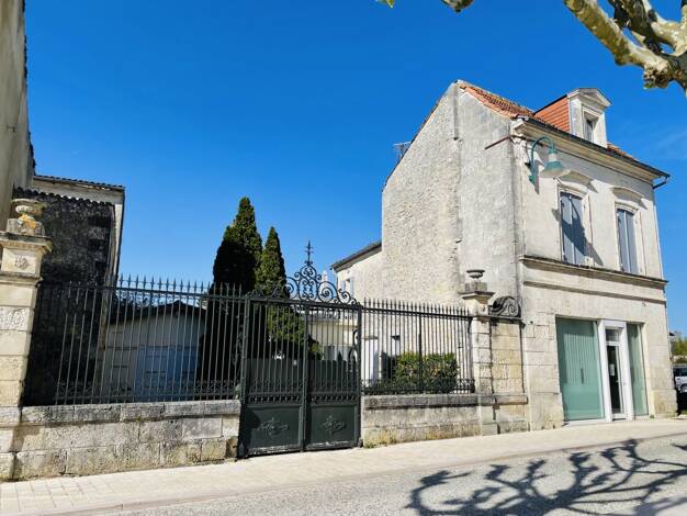 Maison à vendre 315 000 € 8 pièces 3 chambres 220 m² 306 m² de terrain Gémozac 17260
