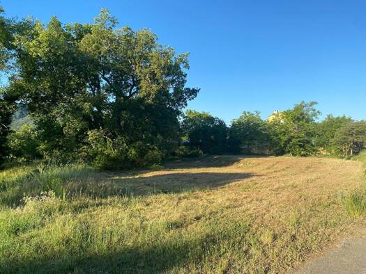 Terrain constructible viabilisé à vendre 127 460 € 933 m² de terrain Saint-Julien-d'Asse 04270