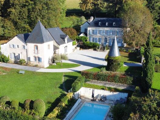 Villa à vendre 1 390 000 € 18 pièces 10 chambres 673 m² 12 440 m² de terrain Pau 64000