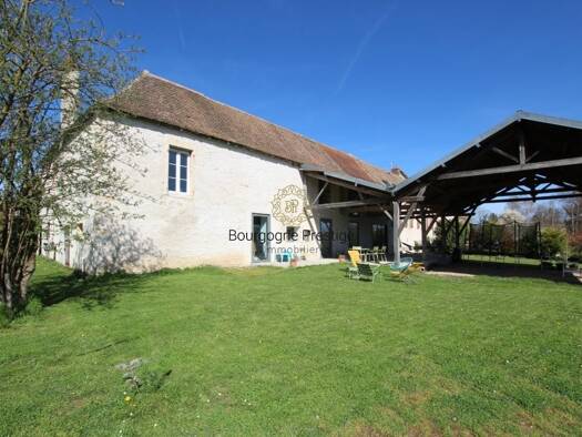 Maison de ville à vendre 490 000 € 11 pièces 7 chambres 292 m² 2 257 m² de terrain Centre Ville Tournus 71700