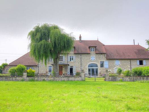 Maison à vendre 500 000 € 11 pièces 6 chambres 350 m² 23 993 m² de terrain Lons-le-Saunier 39000