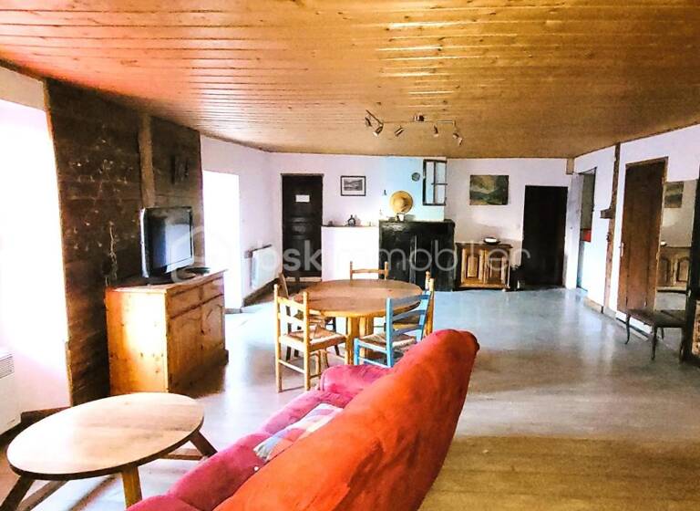 Appartement à vendre 180 000 € 6 pièces 4<br/>chambres 105 m²<br/>superficie 1/2<br/>étage Allos 04260