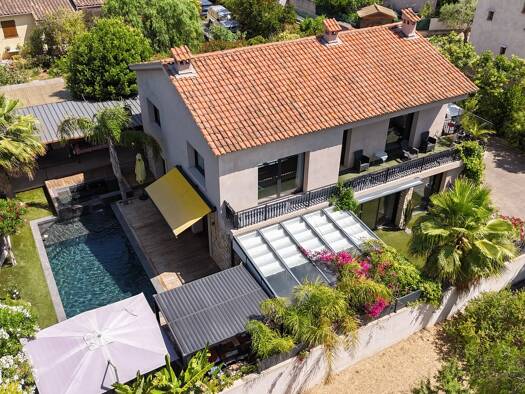 Maison à vendre 1 590 000 € 8 pièces 5 chambres 218 m² 671 m² de terrain Beaucours-La Gorguette-La Morvenede Sanary-sur-Mer 83110