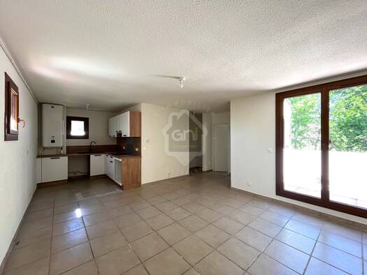 Appartement à louer 894 € 3 pièces 2 chambres 67 m² Étage 2/3 Vittier-Saint Genest Arles 13200