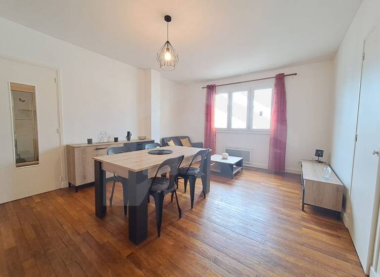 Appartement à louer 750 € 2 pièces 1<br/>chambre 61 m²<br/>superficie 4/10<br/>étage Grenoble 38000