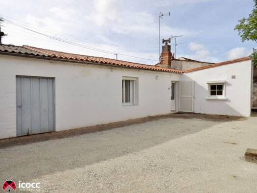 Maison de plain-pied à louer 750 € 3 pièces 2 chambres 55 m² 345 m² de terrain Nord Est Luçon 85400