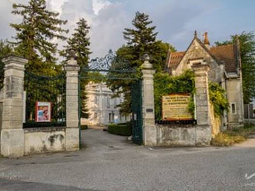 Château à vendre 1 420 000 € 32 pièces 12 chambres 1 500 m² 27 555 m² de terrain Sud Est Pierrelatte 26700