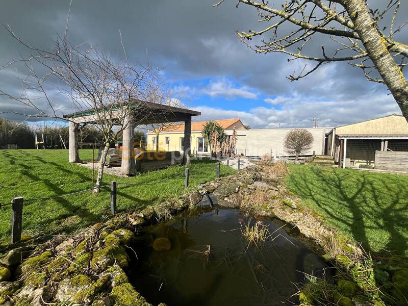Maison à vendre, 110m², LA BOISSIERE DE MONTAIGU
