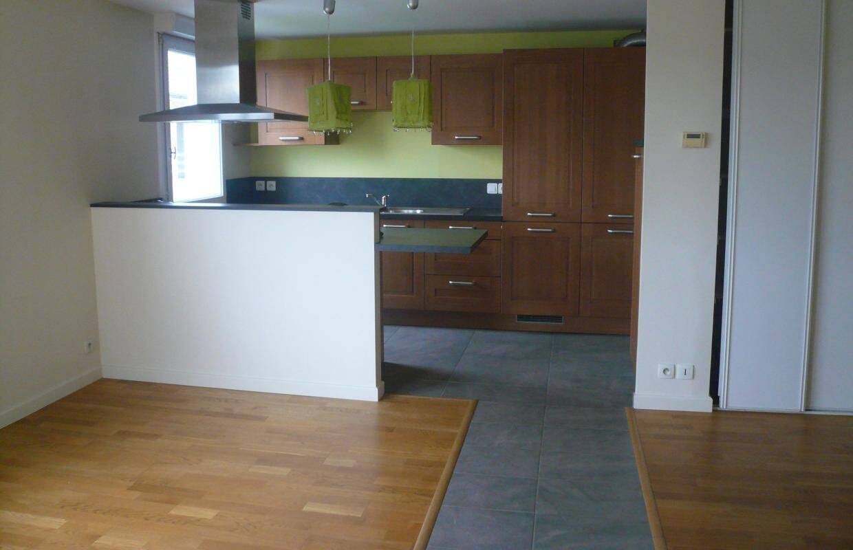 Appartement - 4ème étage - 70 m2 - 3 pièces - Vide — 2