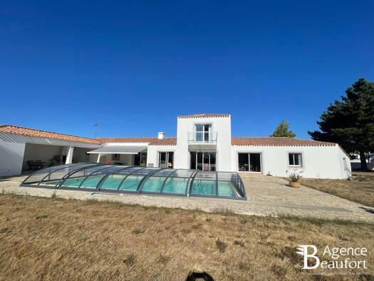 Maison à vendre 915 200 € 6 pièces 4 chambres 200 m² 3 100 m² de terrain Le Fenouiller 85800