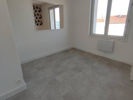 Appartement à louer 525 € 2 pièces 1 chambre 50 m² Étage 3/3 Feurs 42110