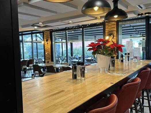 Local commercial à vendre 421 200 € 200 m² de surface de vente Maubec 84660