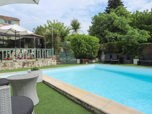 Immeuble à vendre 745 000 € 300 m² Sud Uzès 30700