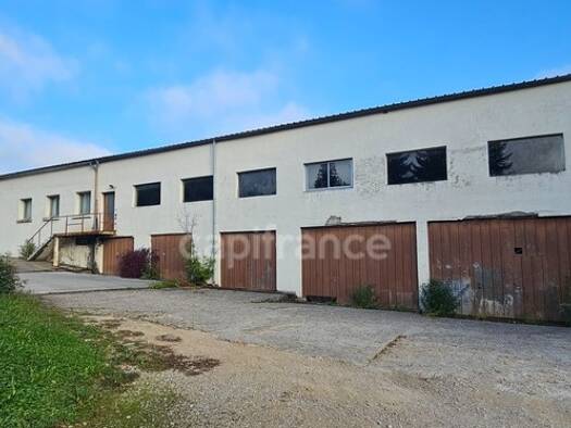 Local d'activités à vendre 377 000 € 1 300 m² d'espace de stockage Macornay 39570