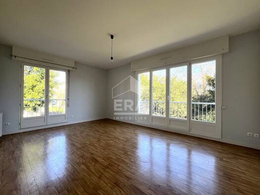 Appartement à louer 900 € 3 pièces 2 chambres 82 m² Étage 1/2 Est Blois 41000