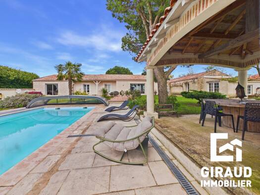 Maison à vendre 353 600 € 8 pièces 3 chambres 162 m² 1 639 m² de terrain Montreuil 85200