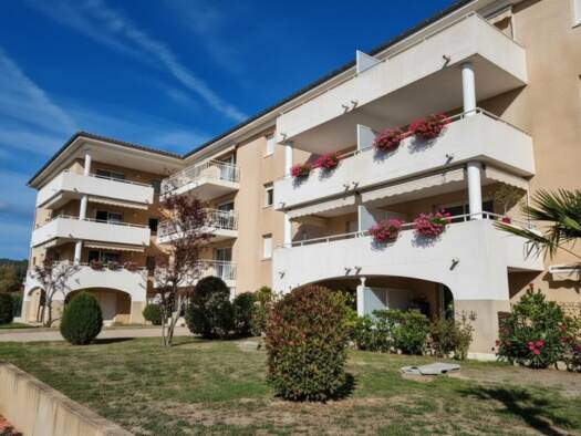 Appartement à vendre 220 000 € 3 pièces 2 chambres 56,31 m² RDC/4 Zone d'Activité Brignoles 83170
