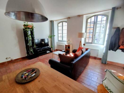 Appartement à louer 590 € 3 pièces 1 chambre 60 m² Étage 2/3 Centre Nord Apt 84400