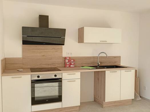 Appartement à louer 900 € 3 pièces 2 chambres 66,6 m² Étage 1/2 Sainte-Cécile-les-Vignes 84290