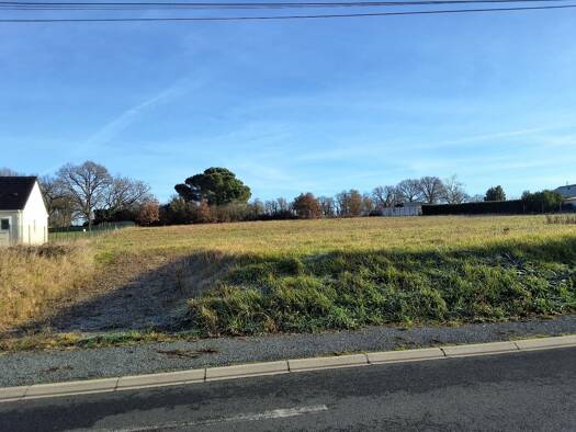 Terrain constructible à vendre 20 000 € 2 597 m² de terrain Le Blanc 36300