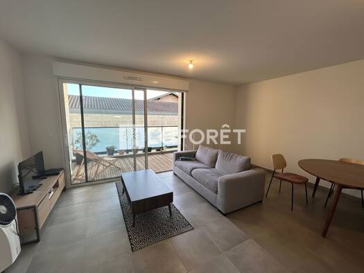 Appartement à louer 850 € 2 pièces 1 chambre 47 m² Étage 1/3 La Bastide Bordeaux 33100