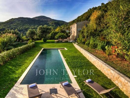 Maison à louer 7 000 € 6 pièces 4 chambres 230 m² 1 400 m² de terrain Sainte Anne Vence 06140