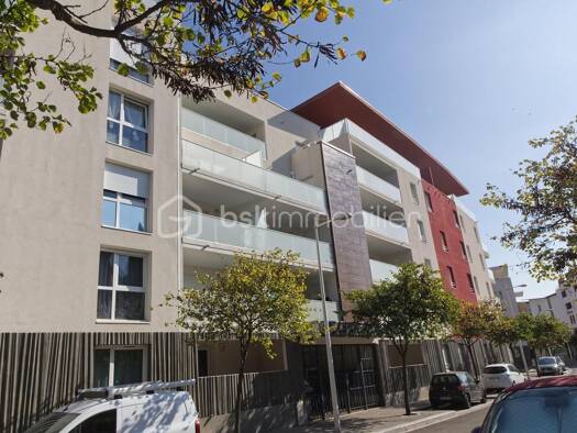 Appartement à vendre 250 000 € 3 pièces 2 chambres 69 m² Étage 4/5 Casernes Nîmes 30000