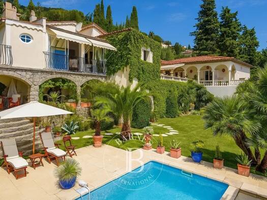Maison de plain-pied à vendre 1 620 000 € 7 pièces 5 chambres 319 m² 3 500 m² de terrain Saint Francois Grasse 06130