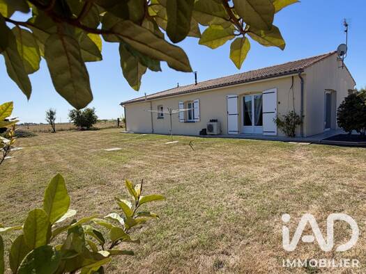 Maison de plain-pied à vendre 294 000 € 6 pièces 4 chambres 139 m² 2 389 m² de terrain Saint-Sever-de-Saintonge 17800