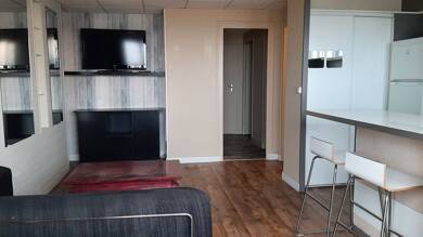 Appartement à louer 1 120 € 3 pièces 2 chambres 65 m² 8ème étage Le Lac-Bacalan Bordeaux 33000