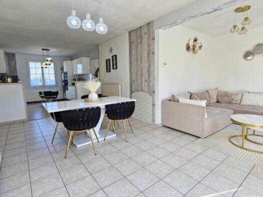 Maison de plain-pied à vendre 157 000 € 5 pièces 3 chambres 111 m² 954 m² de terrain Noyant-Villages 49490