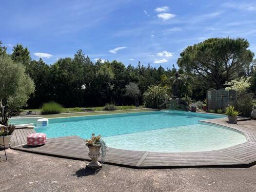 Mas à vendre 825 000 € 12 pièces 3 chambres 375 m² 7 500 m² de terrain Mollégès 13940