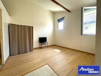 Appartement à louer 700 € 1 pièce 27,5 m² Dernier étage, Étage 1/1 La Pyramide Brunoy 91800