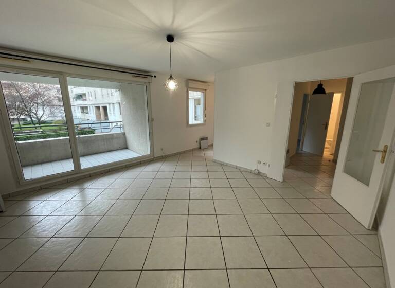 Appartement à louer 807 € 2 pièces 1<br/>chambre 45 m²<br/>superficie 1er<br/>étage Les Poulettes Villeurbanne 69100