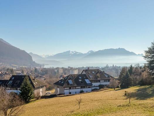 Appartement à louer 2 750 € 4 pièces 3 chambres 108 m² 2ème étage Annecy 74940