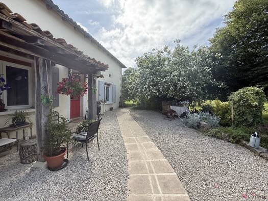 Maison à vendre 215 000 € 11 pièces 7 chambres 250 m² 20 000 m² de terrain Combiers 16320