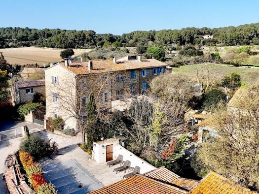 Maison à louer 2 300 € 6 pièces 4 chambres 110 m² 565 m² de terrain Cornillon-Confoux 13250