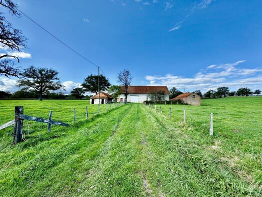 Villa à vendre 70 000 € 7 pièces 2 chambres 400 m² 4 690 m² de terrain Marcigny 71110