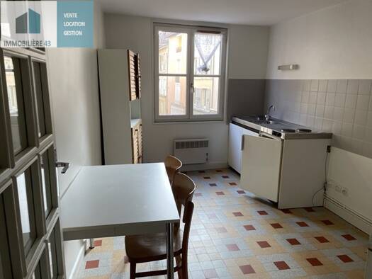 Appartement à louer 306 € 1 pièce 35 m² Étage 1/3 Centre Historique Le Puy-en-Velay 43000