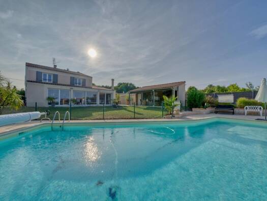 Maison à vendre 527 000 € 6 pièces 5 chambres 217 m² 4 133 m² de terrain Centre Saintes 17100