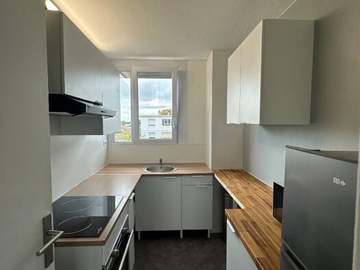 Appartement à louer 780 € 2 pièces 1 chambre 38 m² Étage 4/4 Noës Pessac 33600